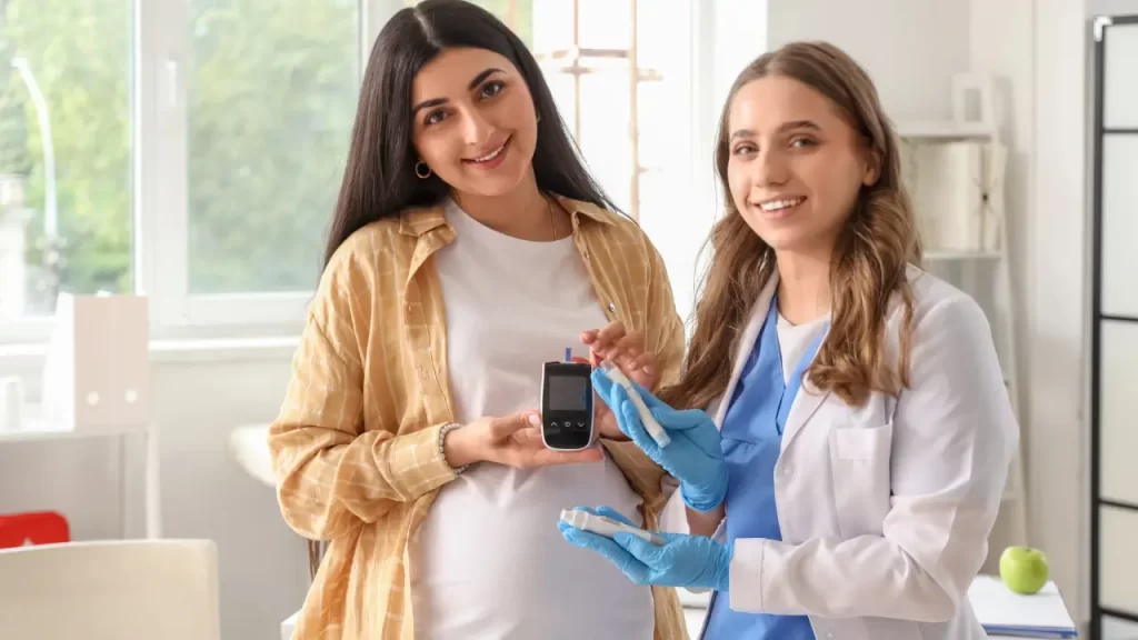 gestante com medidor de glicose e enfermeira