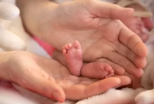 pezinhos de um bebê prematuro