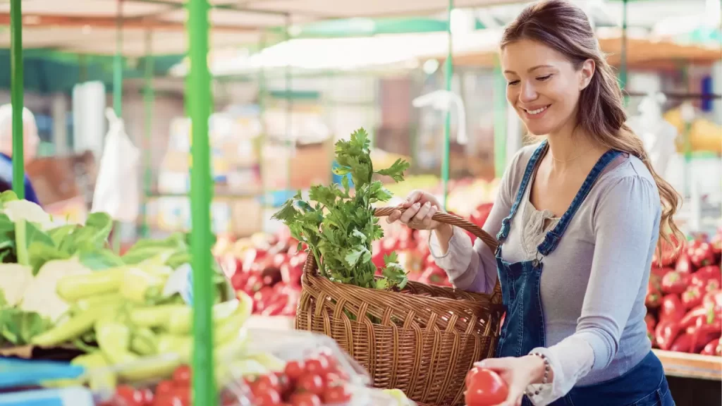 gestante escolhendo tomates na feira