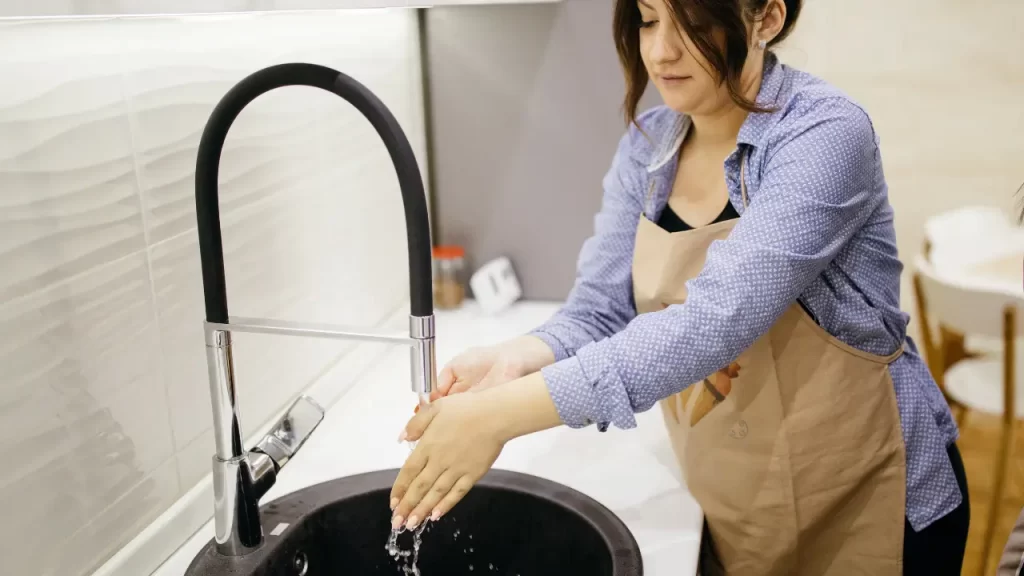 gestante lavando as mãos