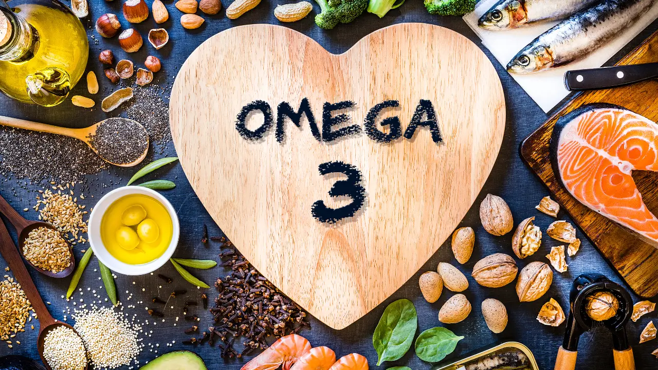 placa de madeira de coração escrito omega 3 e comidas saúdáveis