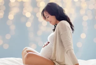gestante fazendo carinho na barriga