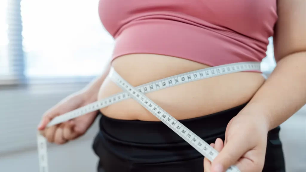 gestante com fita métrica na barriga