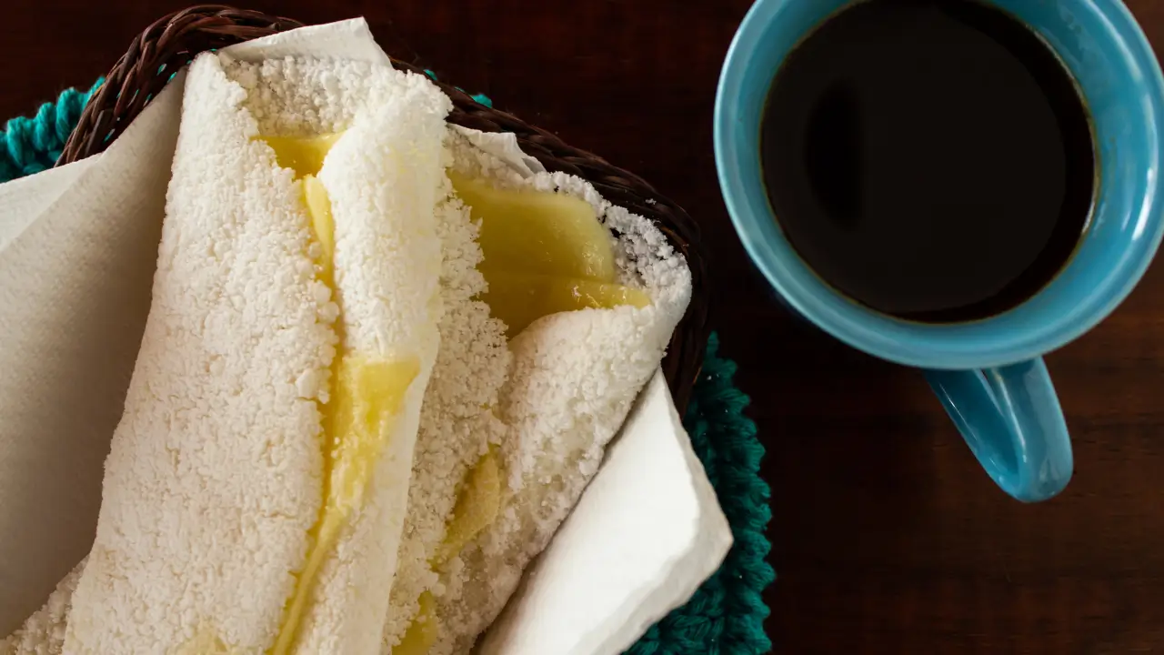tapioca de queijo com café