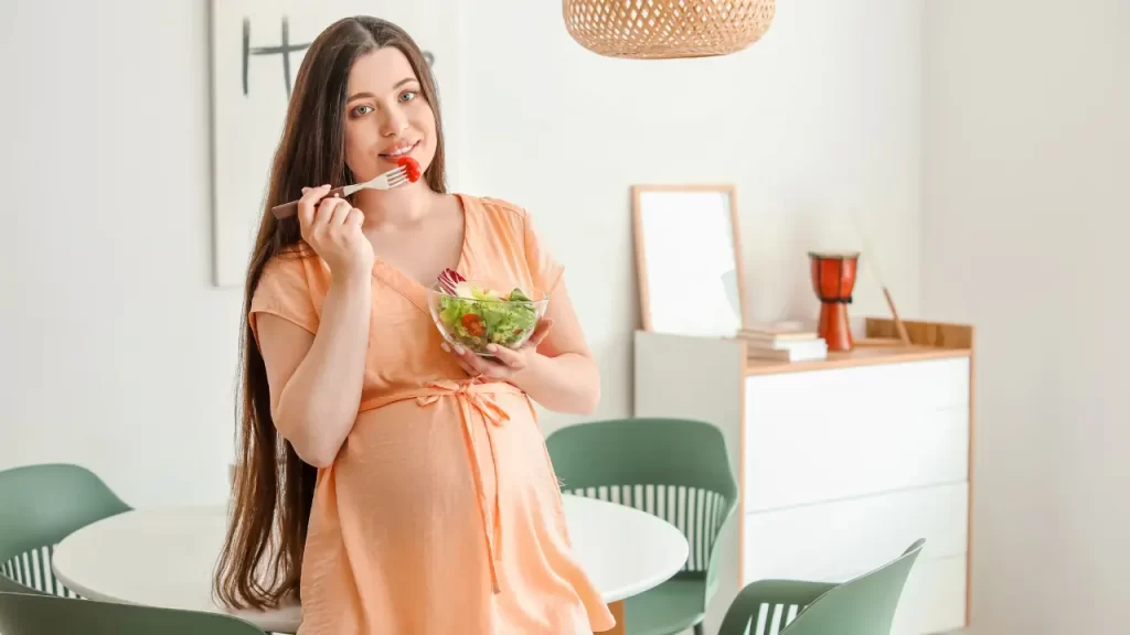 gestante comendo salada