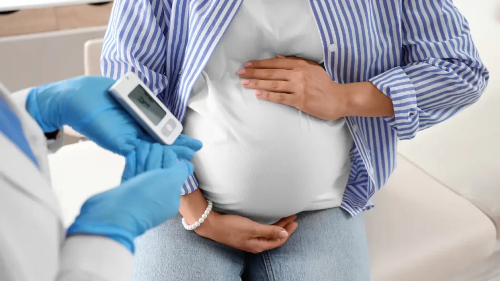 gestante no médico fazendo controle glicêmico