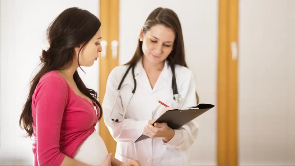 médica avaliando uma gestante