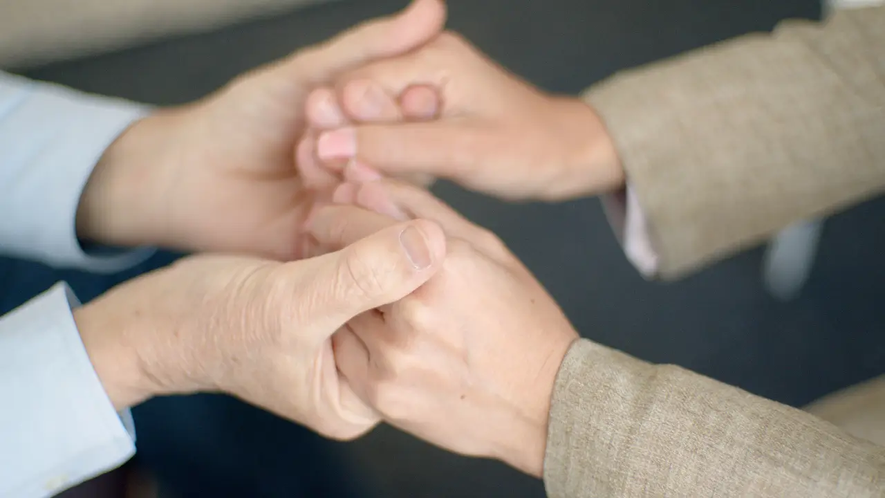 mãos entrelaçadas