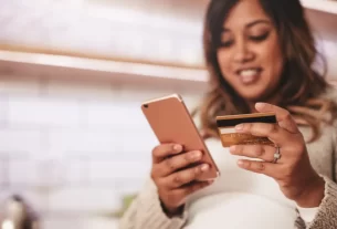 gestante se preparando para Minimalismo Financeiro, fazendo contas
