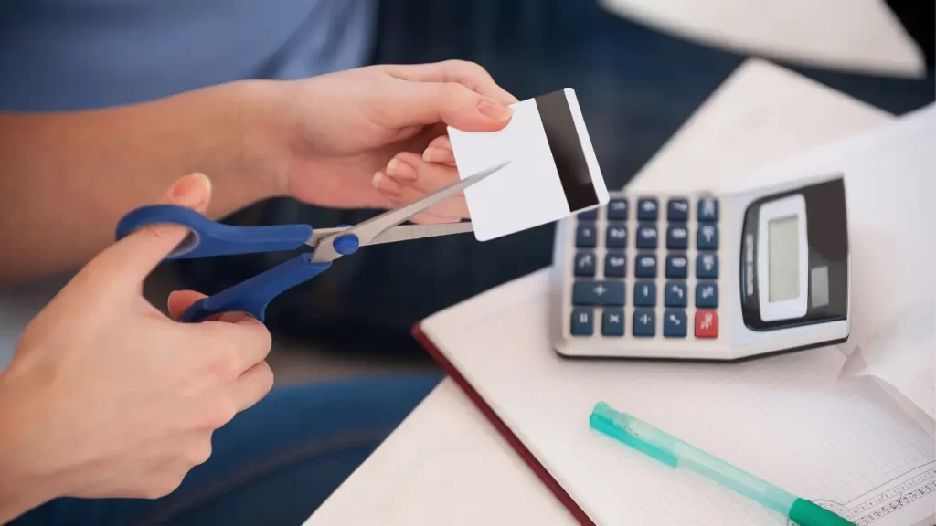 cortando o cartão de crédito com a tesoura