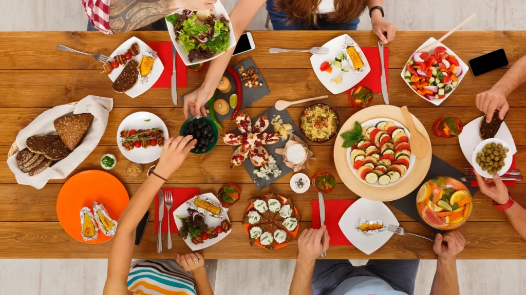mesa com comidas saudáveis