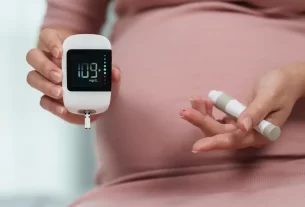 gestante verificando os níveis de glicose