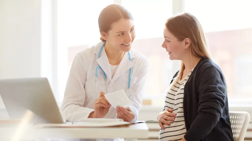 gestante conversando com a médica