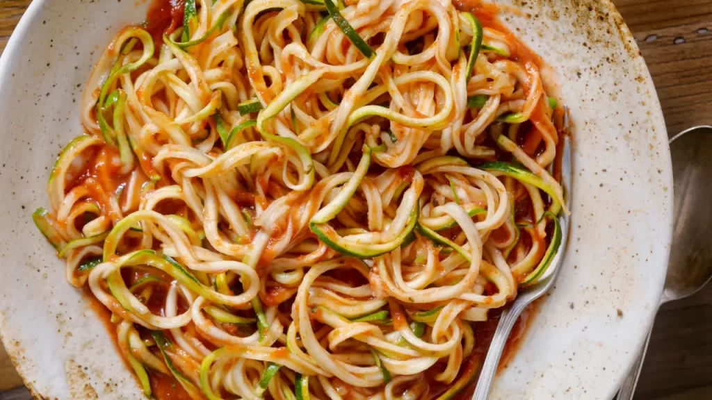 Macarrão de Abobrinha com Molho de Tomate e Atum