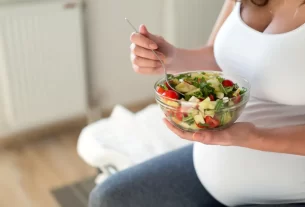 gestante comendo salada
