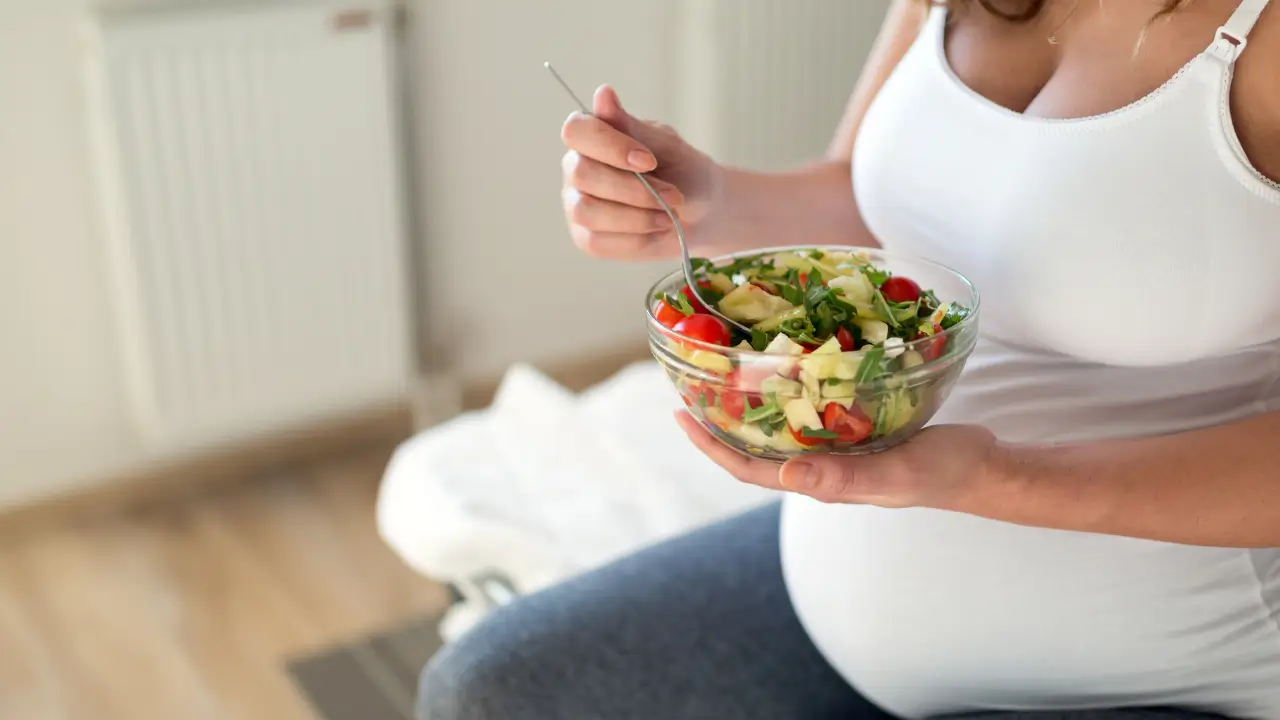 gestante comendo salada