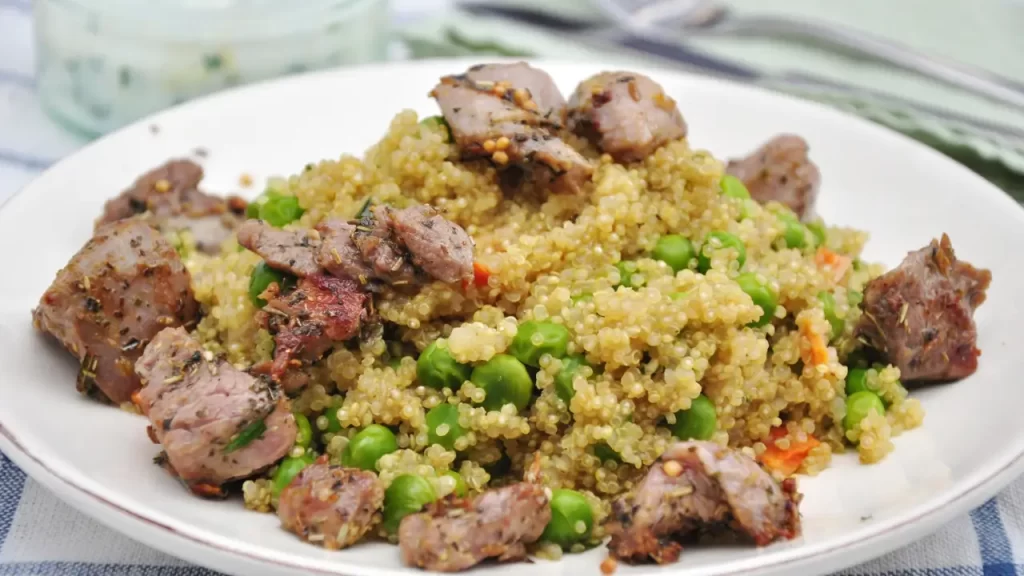 Quinoa com Legumes e Frango Grelhado