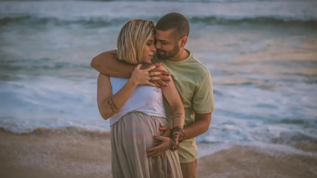casal abraçados na praia