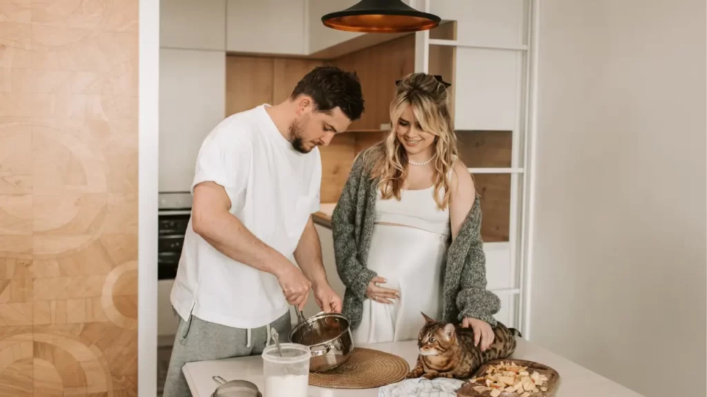 casal cozinhando juntos sorrindo
