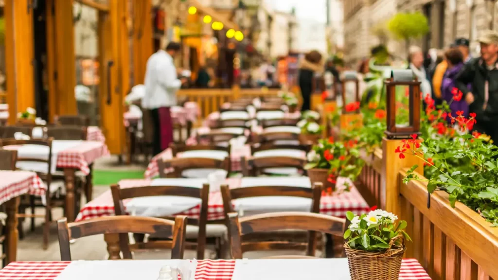 mesas de restaurante vazio