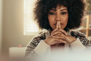 7 Sinais de que Ele Ainda Pensa em Você (e Como Fazer Isso Jogar a Seu Favor)