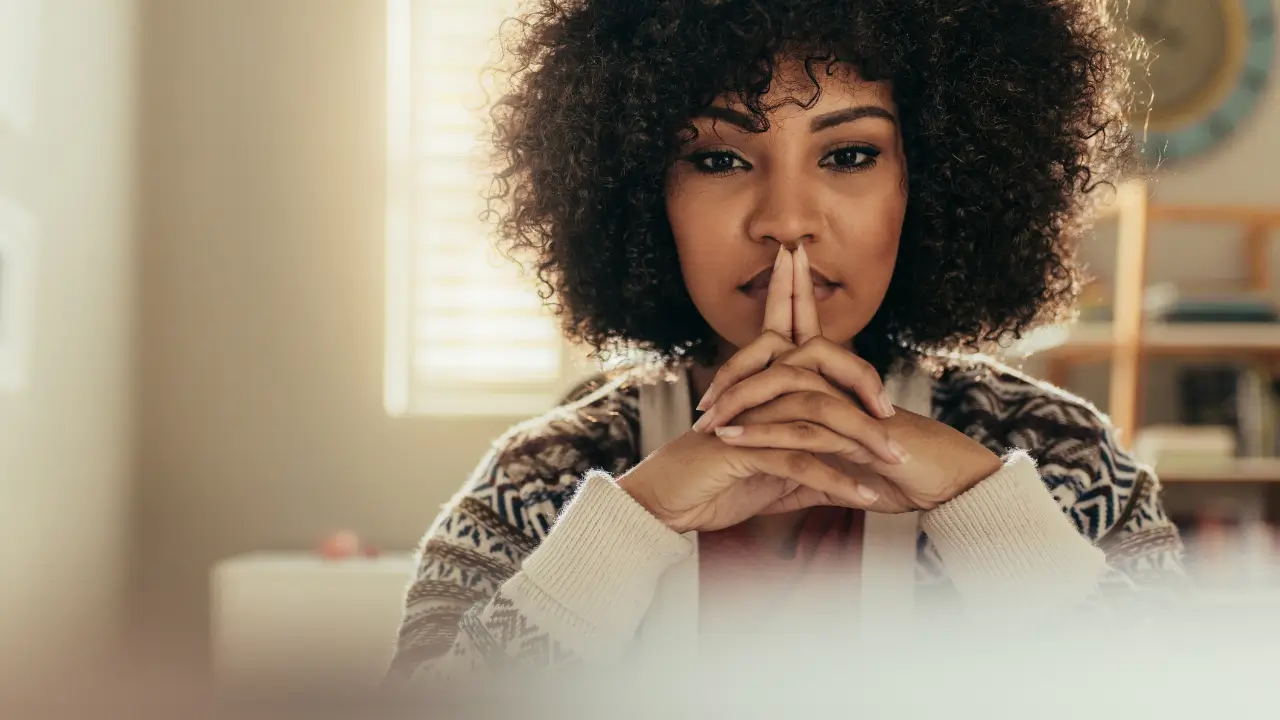 7 Sinais de que Ele Ainda Pensa em Você (e Como Fazer Isso Jogar a Seu Favor)