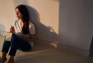 mulher triste sentada no chão