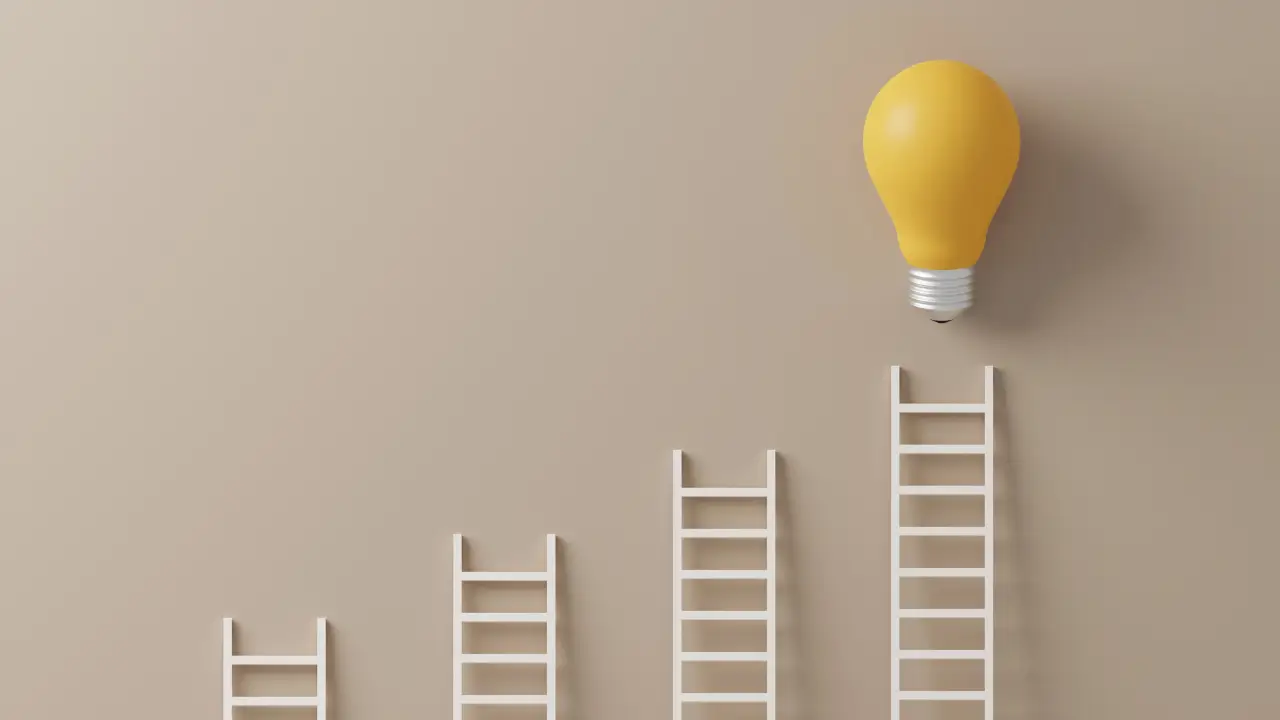 escadas enfileiradas para alcançar uma lâmpada, Mindset