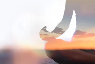 imagem de pessoa meditando sobreposta com o céu