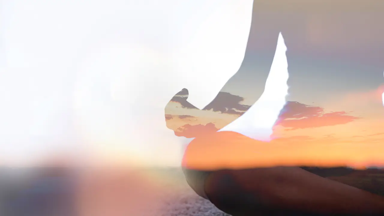 imagem de pessoa meditando sobreposta com o céu