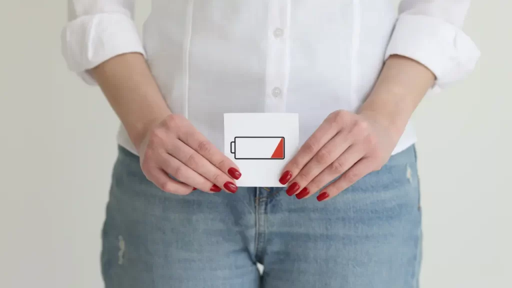 mulher segurando uma imagem de bateria descarregada