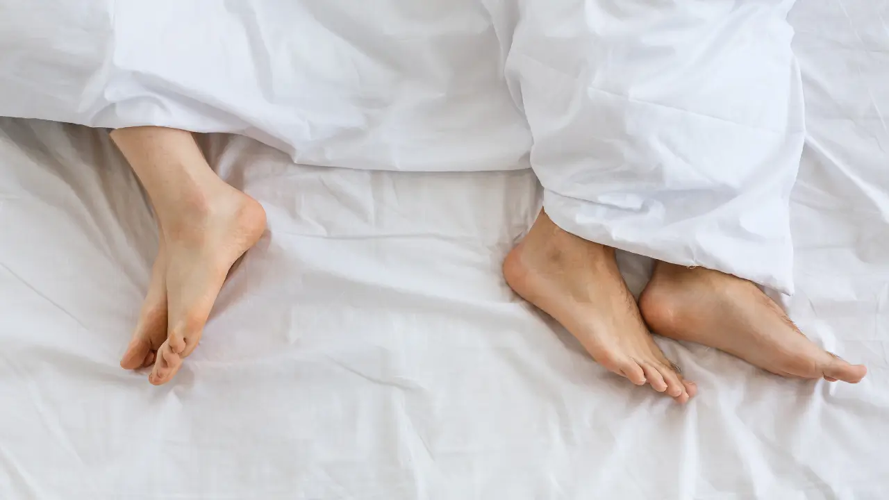 casal deitado um de costas para o outro