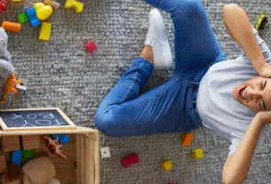 mãe desesperada com bagunça de brinquedos