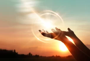 mãos e sol se pondo