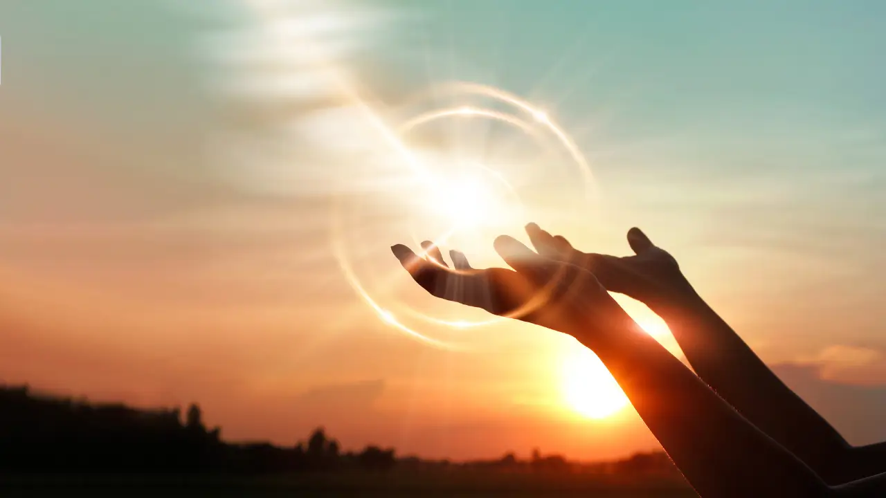 mãos e sol se pondo