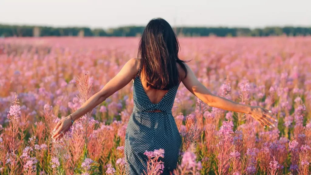 mulher no campo de flores