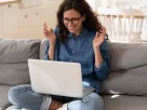 mulher emocionada olhando o computador - 7 formas criativas de emocionar à distância