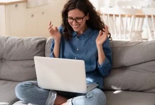 mulher emocionada olhando o computador - 7 formas criativas de emocionar à distância