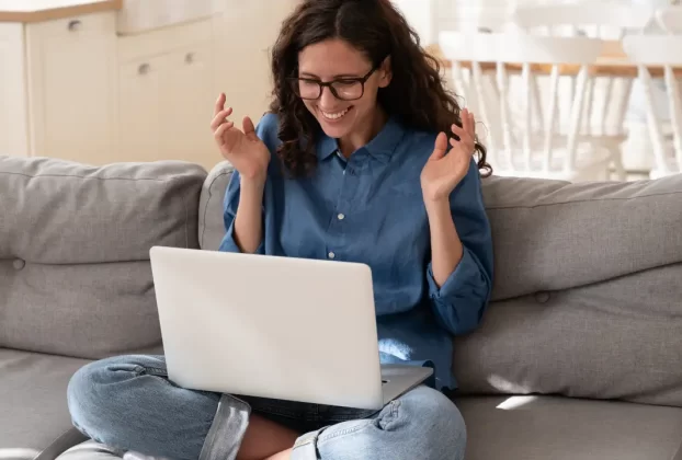 mulher emocionada olhando o computador - 7 formas criativas de emocionar à distância