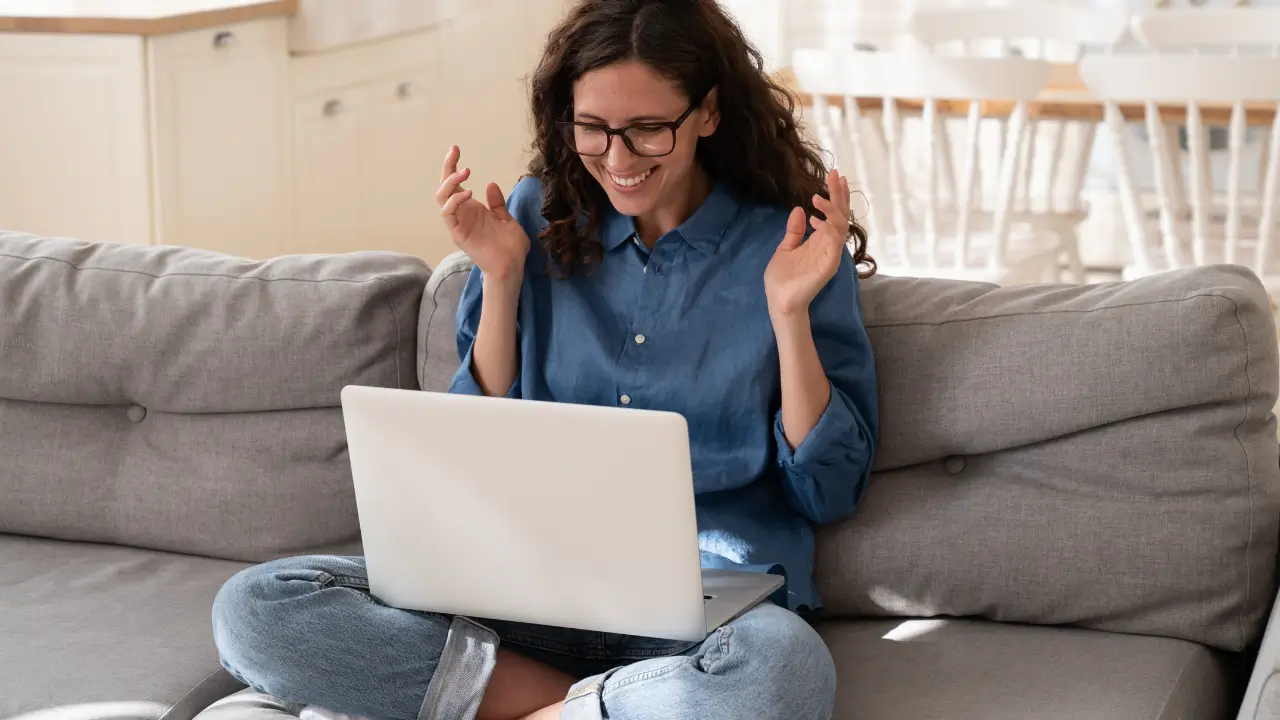 mulher emocionada olhando o computador - 7 formas criativas de emocionar à distância