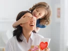 filha surpreendendo mãe com presente