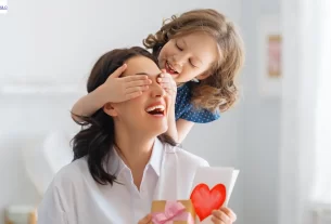filha surpreendendo mãe com presente