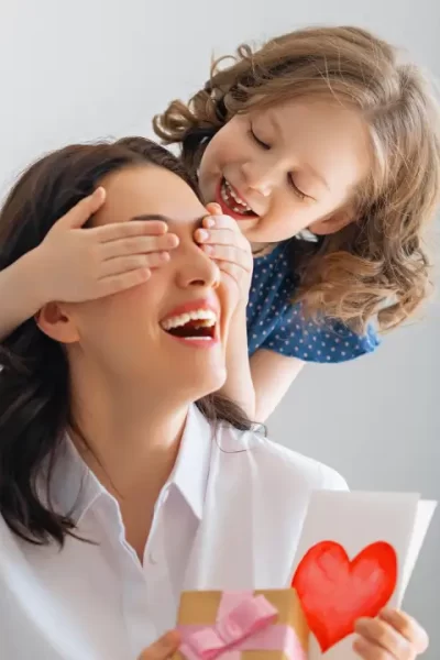 filha surpreendendo mãe com presente