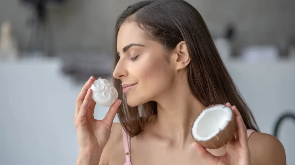 mulher cheirando um sabonete de coco