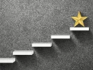 real definição de sucesso subindo escada e uma estrela no topo