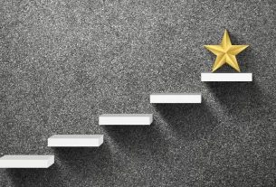 real definição de sucesso subindo escada e uma estrela no topo