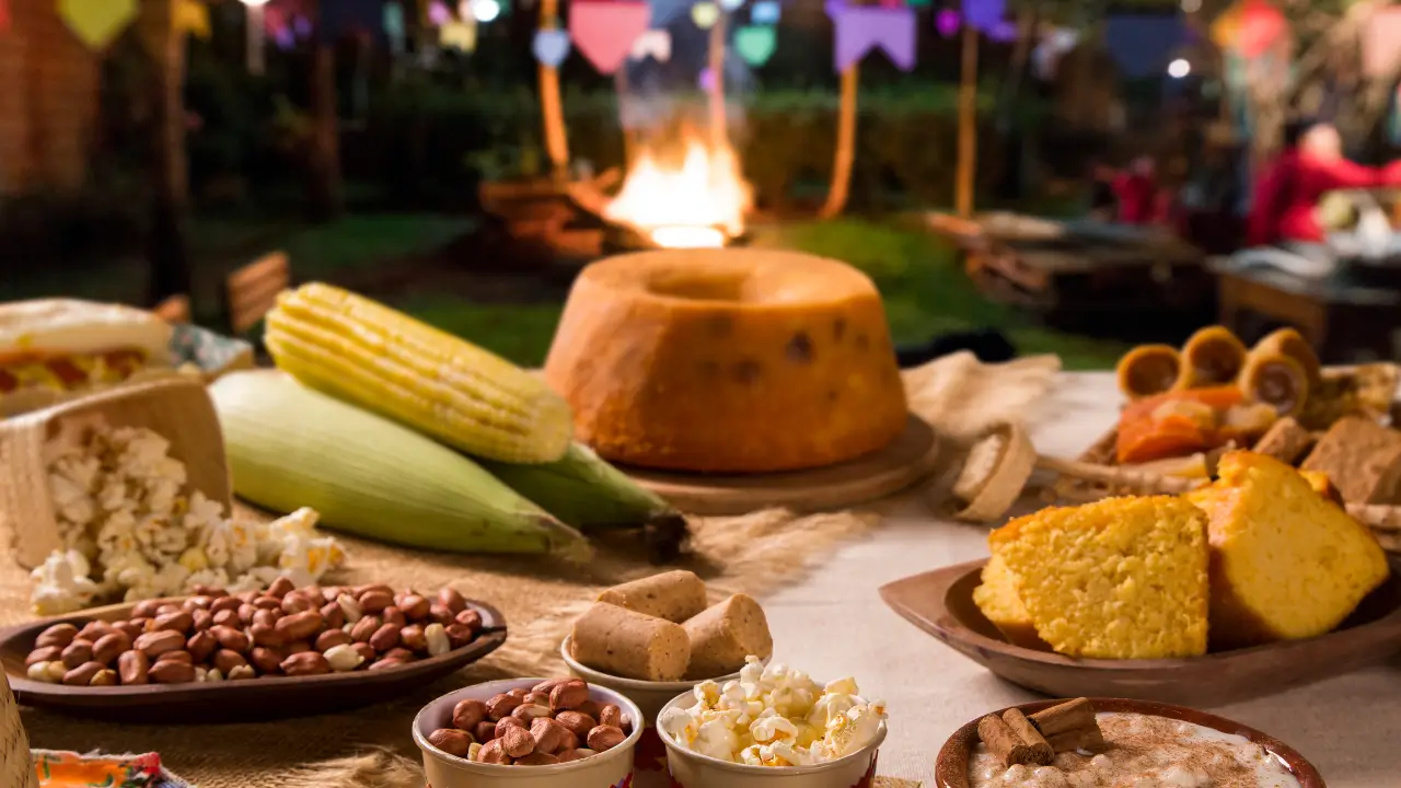 mesa de comidas de festa junina