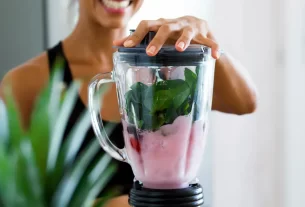 mulher fazendo smooth de frutas vermelhas