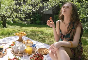 mulher aplicando uma das estratégias de Como Combater a Depressão no Inverno Após os 40 Anos 