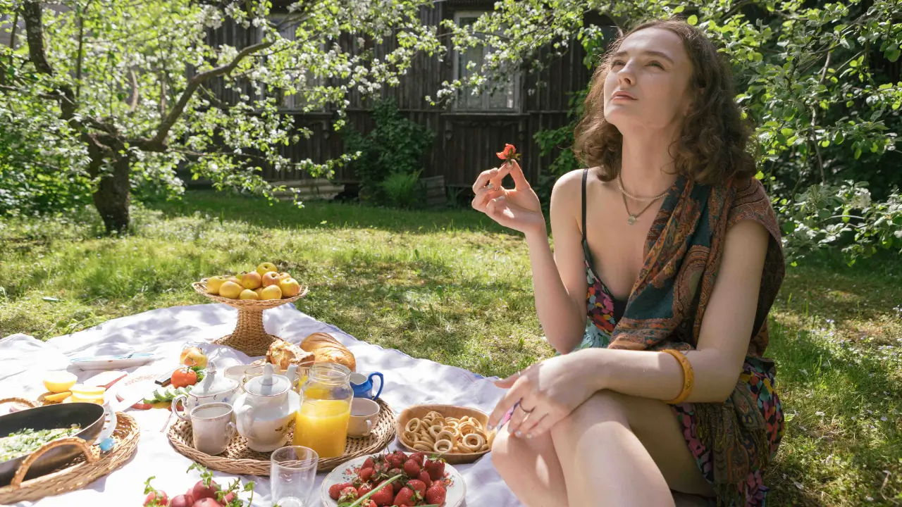 mulher aplicando uma das estratégias de Como Combater a Depressão no Inverno Após os 40 Anos 